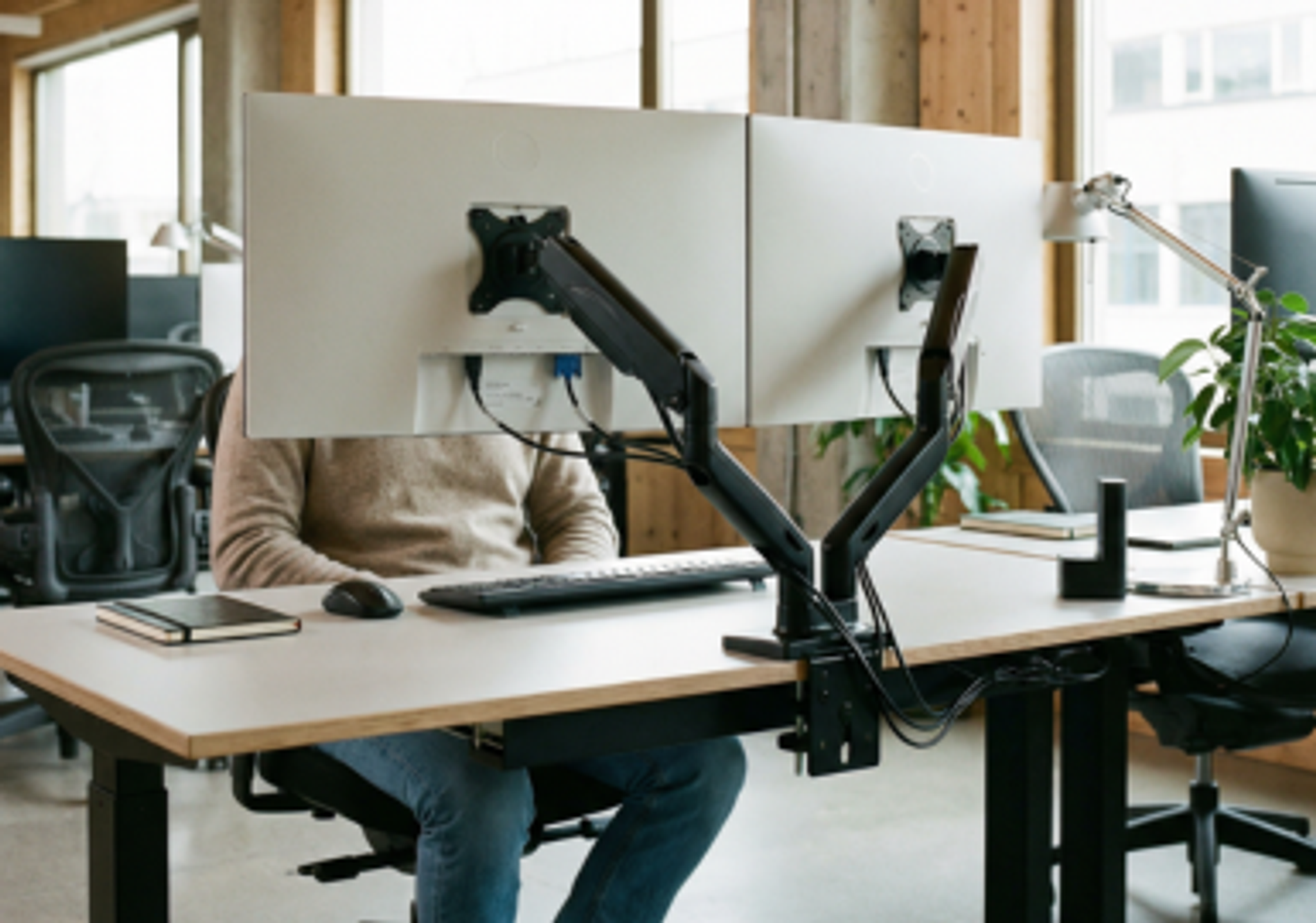 NOVÉ: Stolní držáky na monitory s plynovou pružinou