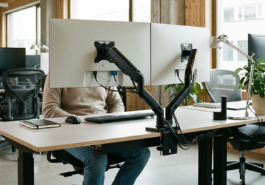 NOVÉ: Stolní držáky na monitory s plynovou pružinou