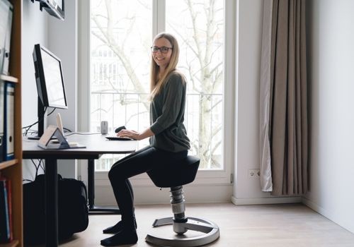 Wie man richtig auf einem Bürostuhl sitzt