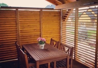 NEUHEIT: Sichtschutzelemente aus Holz und Gartenjalousien mit drehbaren Lamellen