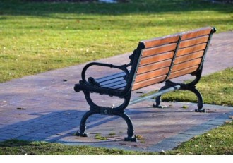 Typy záhradných lavičiek: Výhody a nevýhody