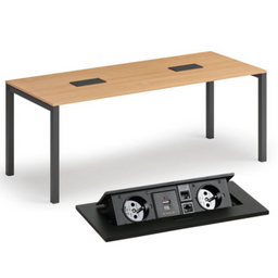 Tisch mit Steckdosen