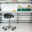 Arbeitshocker ENIE, Stattelform, weiche Räder, schwarz