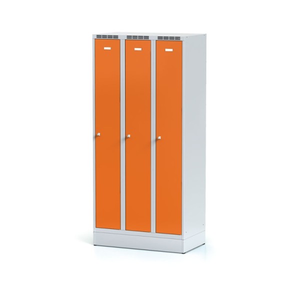 Kovová šatníková skrinka, 3-dverová na sokli, oranžové dvere, cylindrický zámok