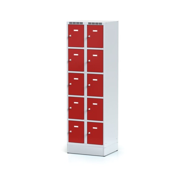 Kovová šatníková skrinka na sokli s úložnými boxami, 10 boxov, červené dvere, cylindrický zámok