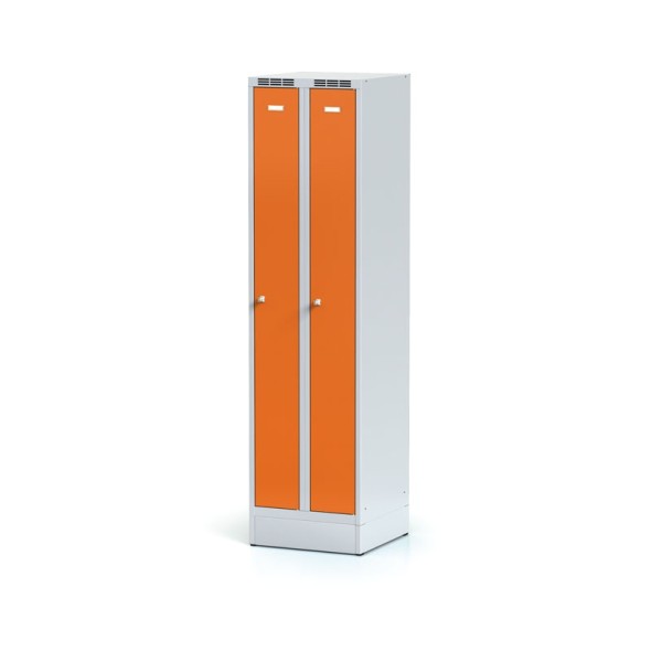 Kovová šatníková skrinka zúžená na sokli, oranžové dvere, cylindrický zámok