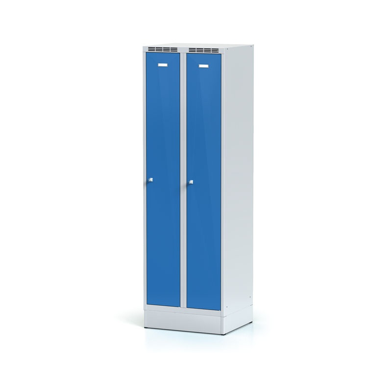 Metalowa szafka ubraniowa, na cokole, niebieskie drzwi, zamek cylindryczny