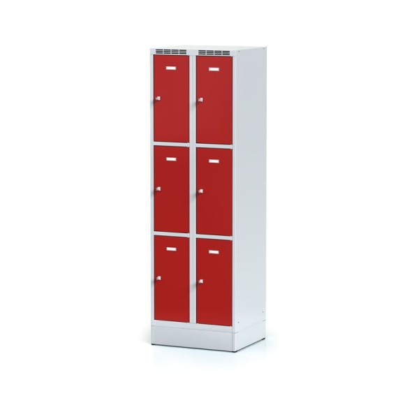 Plechová šatní skříňka na soklu s úložnými boxy, 6 boxů, červené dveře, otočný zámek