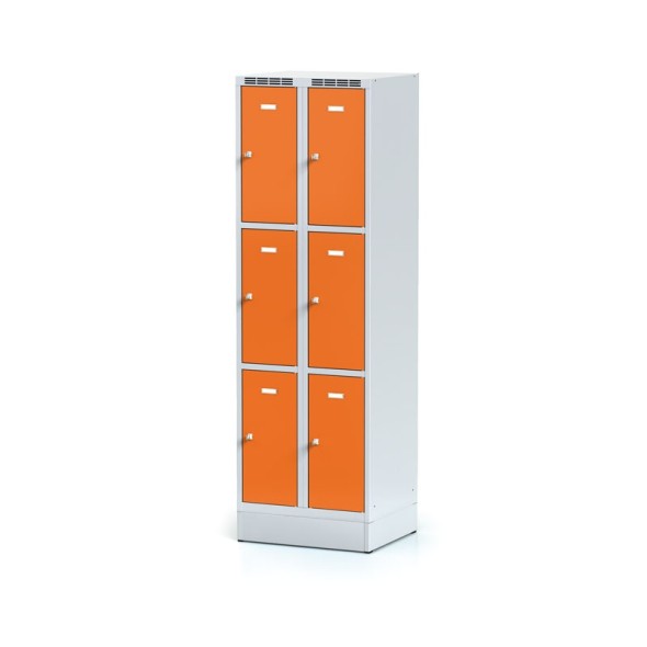 Plechová šatní skříňka na soklu s úložnými boxy, 6 boxů, oranžové dveře, cylindrický zámek