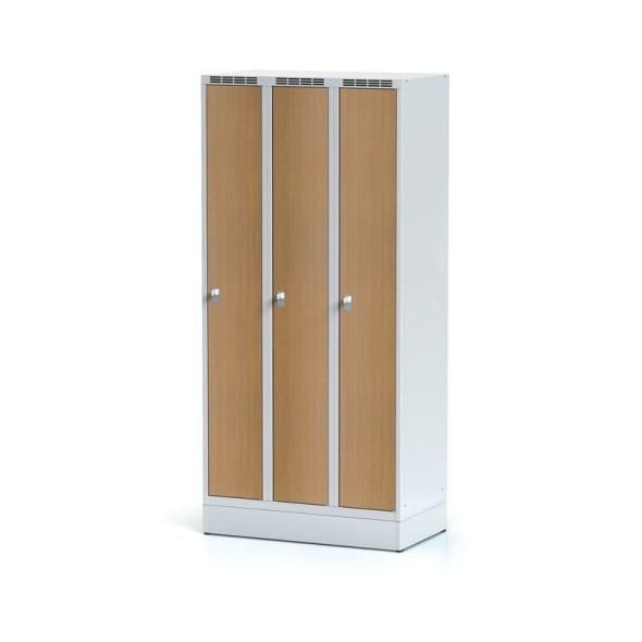 Šatníková skrinka na sokli, 3-dverová, laminované dvere buk, cylindrický zámok