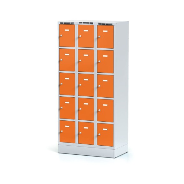 Šatňová skrinka na sokli s úložnými boxami, 15 boxov, oranžové dvere, cylindrický zámok
