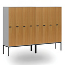 Drevená šatníková skrinka S4 s podnožou, 4 oddiely, 1871 x 1200 x 500 mm, demont, mechanický kódový zámok, sivá/červená