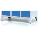 Kovová šatní skříňka S6 na nohách, 3 oddíly, 1920 x 900 x 500 mm, cylindrický zámek, modré dveře