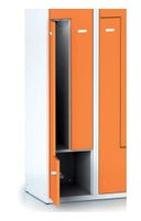 Kovová šatní skříňka Z na soklu, 4 oddíly, oranžové dveře, cylindrický zámek