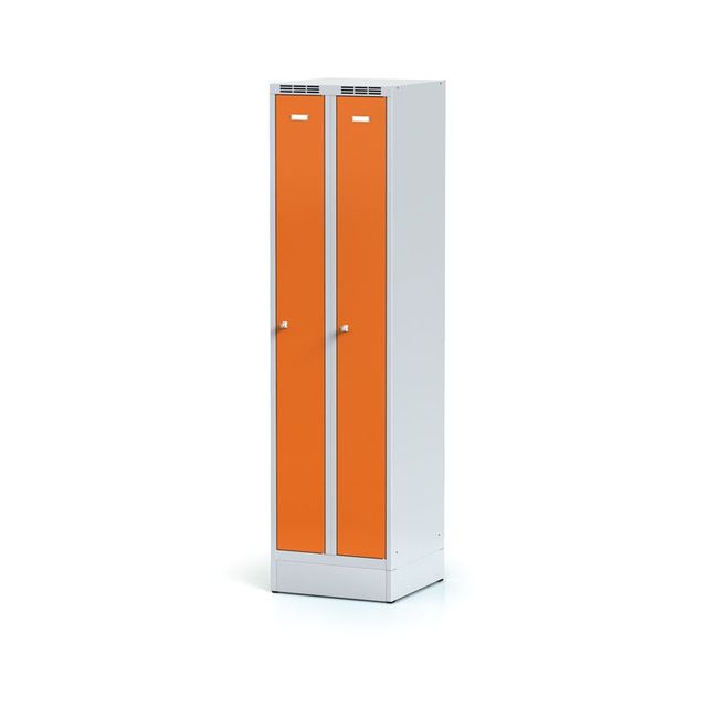 Kovová šatní skříňka zúžená na soklu, oranžové dveře, otočný zámek