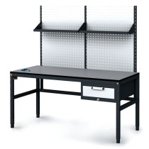 Antistatický dílenský ESD stůl s perfopanelem a policemi, 1 zásuvkový box na nářadí, 1600x800x745-985 mm