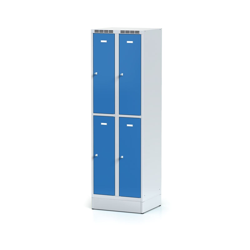 Kovová šatní skříňka na soklu, 4 boxy, cylindrický zámek