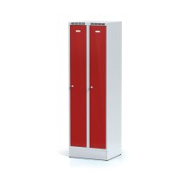 Kovová šatní skříňka na soklu, červené dvouplášťové dveře, cylindrický zámek