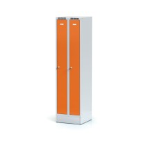 Kovová šatní skříňka zúžená na soklu, oranžové dveře, cylindrický zámek