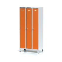 Kovová šatníková skrinka, 3-dverová na nohách, oranžové dvere, cylindrický zámok