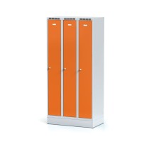Kovová šatníková skrinka, 3-dverová na sokli, oranžové dvere, cylindrický zámok