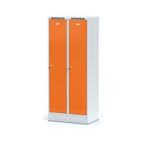 Kovová šatníková skrinka s medzistenou na sokli, 2-dverová, oranžové dvere, cylindrický zámok