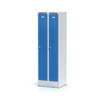 Metallspind auf Sockel, blaue zweimantelige Tür, Drehriegelschloss