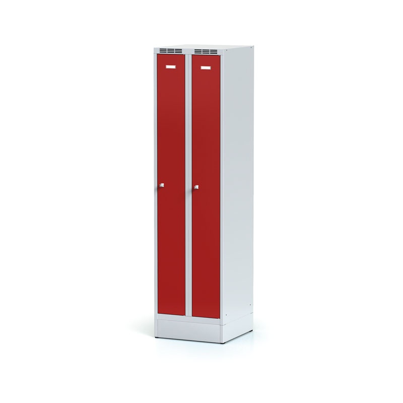 Metalowa szafka ubraniowa, wąska, na cokole, czerwone drzwi, zamek cylindryczny