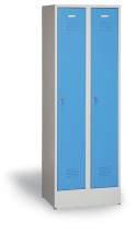 Plechová šatní skříňka na soklu, 2 oddíly, modré dveře, cylindrický zámek