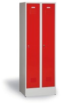 Plechová šatníková skrinka ECONOMIC na sokli, 2 oddiely, červené dvere, otočný zámok