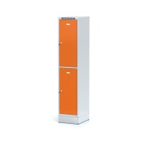 Šatní skříňka na soklu s úložnými boxy, 2 boxy, oranžové dveře, cylindrický zámek
