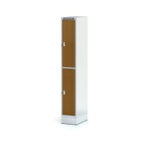 Šatníková skrinka na sokli s úložnými boxami, 2 boxy 300 mm, laminované dvere čerešňa, cylindrický zámok