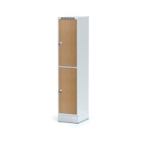 Šatníková skrinka na sokli s úložnými boxami, 2 boxy 400 mm, laminované dvere buk, otočný zámok