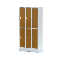 Šatníková skrinka na sokli s úložnými boxami, 6 boxov 300 mm, laminované dvere čerešňa, cylindrický zámok