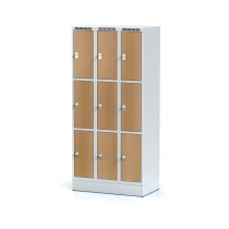 Šatníková skrinka na sokli s úložnými boxami, 9 boxov 300 mm, laminované dvere buk, cylindrický zámok