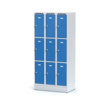 Schließfachschrank aus Blech auf Sockel mit Aufbewahrungsboxen, 9 Boxen, blaue Tür, Drehriegelschloss