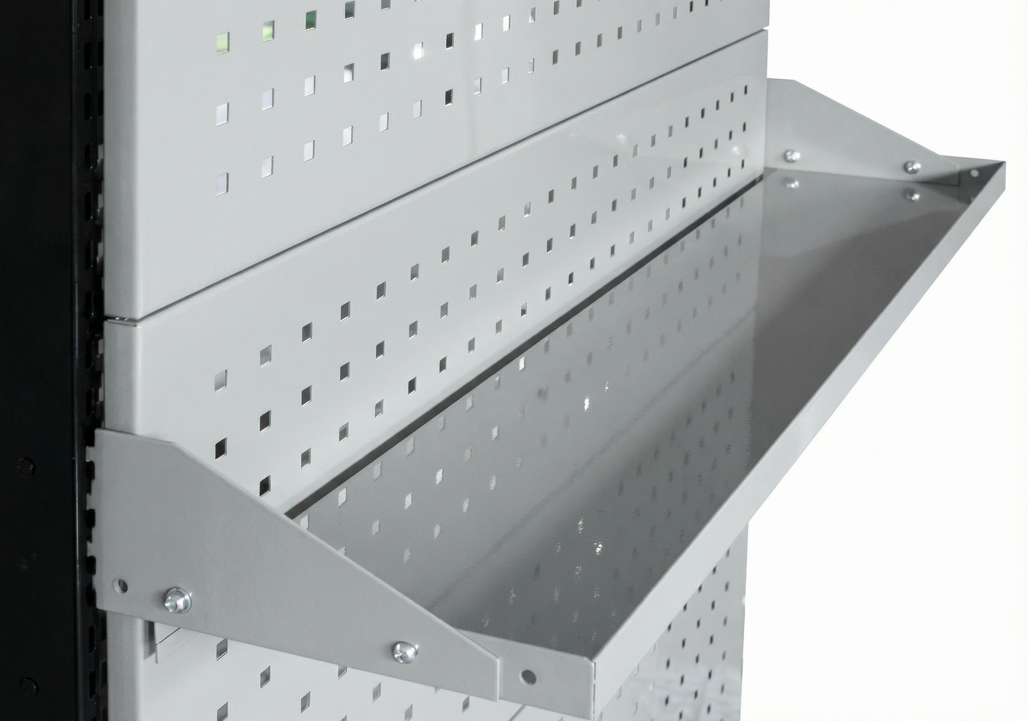 Police pre perforované stojany