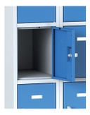 Šatníková skrinka na sokli s úložnými boxami, 15 boxov, modré dvere, cylindrický zámok