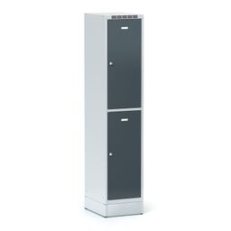 Šatníková skrinka S6 na sokli s úložnými boxami, 2 boxy, 1920 x 400 x 500 mm, cylindrický zámok, tmavosivé dvere