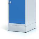 Šatníková skrinka S6 na sokli s úložnými boxami, 2 boxy, 1920 x 400 x 500 mm, otočný zámok, tmavosivé dvere