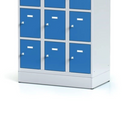 Schließfachschrank S6 auf Sockel, 15 Fächer, 1920 x 900 x 500 mm, Drehriegelschloss, dunkelgraue Tür