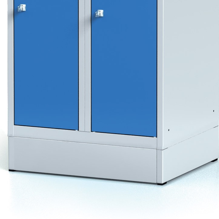 Kovová šatní skříňka na soklu, modré dvouplášťové dveře, cylindrický zámek
