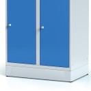 Kovová šatní skříňka s mezistěnou na soklu, 2-dveřová, modré dveře, cylindrický zámek