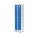 Kovová šatní skříňka zúžená na soklu, modré dveře, cylindrický zámek