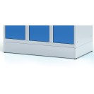 Kovová šatníková skrinka na sokli s úložnými boxami, 6 boxov, modré dvere, cylindrický zámok