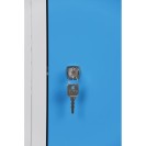 Metalowa szafka ubraniowa na cokole, trzydrzwiowa, niebieskie drzwi, zamek cylindryczny
