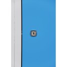 Metalowa szafka ubraniowa na cokole, trzydrzwiowa, niebieskie drzwi, zamek cylindryczny