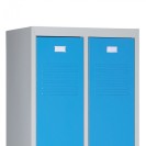 Plechová šatní skříňka ECONOMIC na soklu, šedé dveře, cylindrický zámek