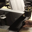 Podstavec pod monitor so zásuvkou na dokumenty