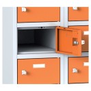 Šatní skříňka na soklu s úložnými boxy, 10 boxů, červené dveře, cylindrický zámek